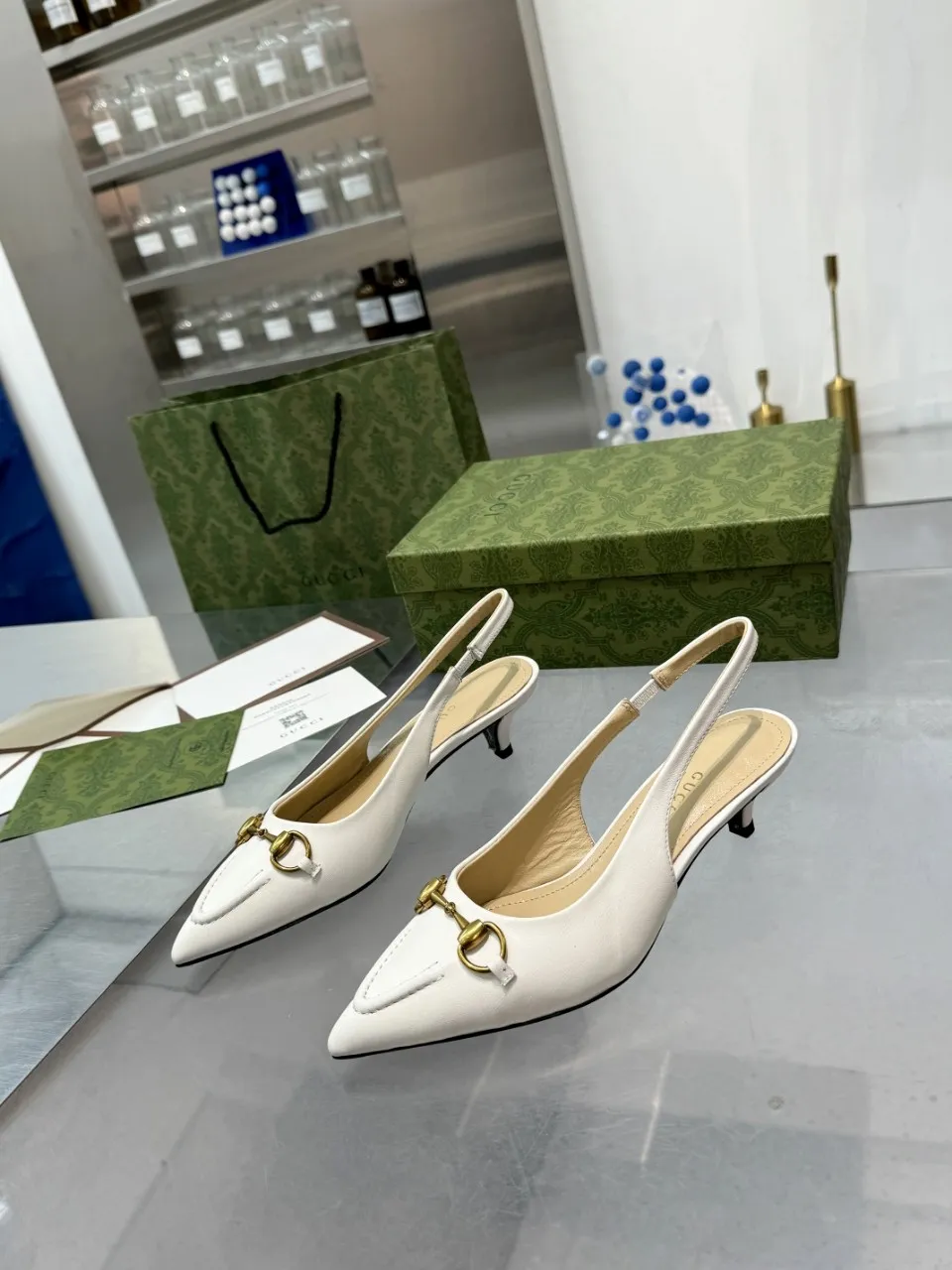 👟👟Ex-factory price 440👟👟 (genuine leather sole +40) Gucci Signoria pumps are named after the central square of Florence, recreating the classic and elegant style of the birthplace of the brand. Combining shiny patent leather with a pointed toe, these shoes are embellished with Gucci's signature chain, adding a stylish edge to your new season wardrobe. Upper: Made of first-layer imported patent cowhide/sheepskin lining. Outsole: rubber non-slip outsole/genuine leather outsole. Size: 35-42 (34/41 42 customized, non-refundable)